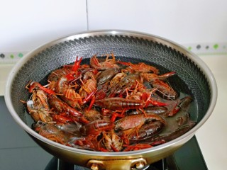 干煸小龙虾,小龙虾焯水，锅中加水，倒入小龙虾，大火烧开，煮变色捞出，个人觉得焯一下水这样更卫生。