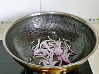 干煸小龙虾,起油锅，加入切好的洋葱丝煸炒。