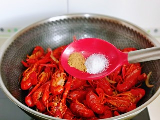 干煸小龙虾,按个人口味加入盐，十三香，翻炒均匀。