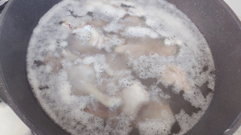 红烧鸭块,鸭肉冷水下锅，并加入适量料酒，大火煮7、8分钟