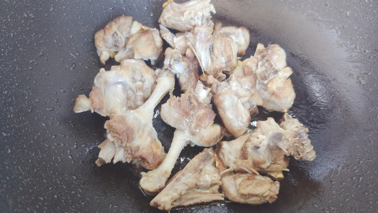 红烧鸭块,起油锅，油热后下鸭肉和姜片，翻炒至鸭肉稍稍呈金黄色