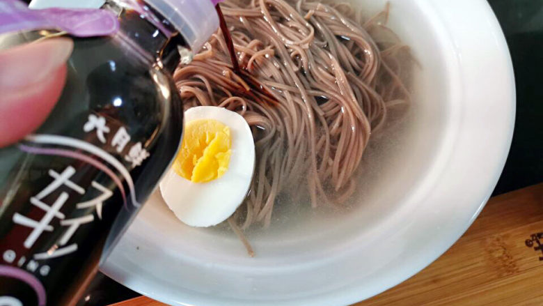 韩式冷面,碗中倒入梨汁汤底，加入荞麦面，水煮蛋，来一丢丢薄盐酱油