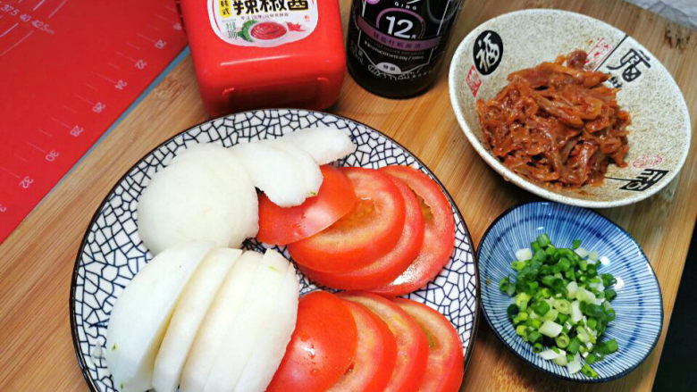 韩式冷面,梨切片，西红柿切片，泡菜切细，葱花