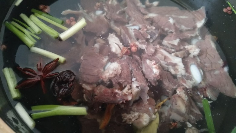 韩式冷面,牛肉重入锅添水加料煮开转小火炖肉熟