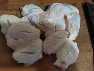 蒜香焖翅,鸡翅清洗干净，两面划两刀，方便腌的时候入味