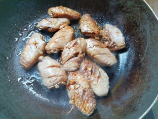 蒜香焖翅,最好平底锅刷油，放入鸡翅小火煎