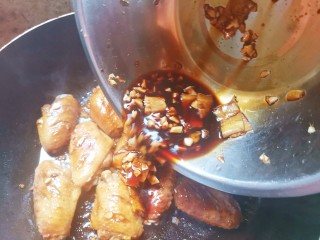 蒜香焖翅,然后把腌鸡翅的料汁也倒进去