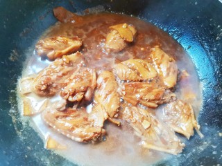 蒜香焖翅,焖至鸡翅软烂入味，汤汁浓稠，在大火收汁即可出锅