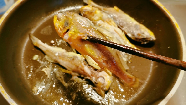 茄汁黄鱼,一面定型后翻另一面煎，煎至两面金黄出锅，码放鱼盘中。