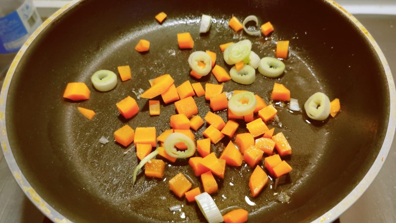茄汁黄鱼,再起油锅放入食用油，放入葱片和胡萝卜丁翻炒。