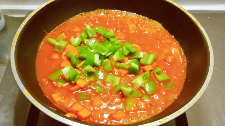 茄汁黄鱼,放入青椒丁翻炒片刻关火。
