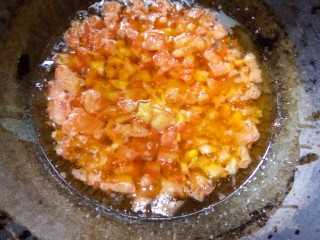 番茄鱼羹,炒锅倒食用油，加番茄粒小火翻炒。