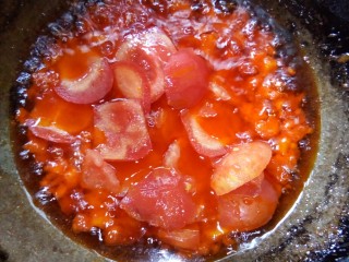 番茄鱼羹,放入番茄片炒香。