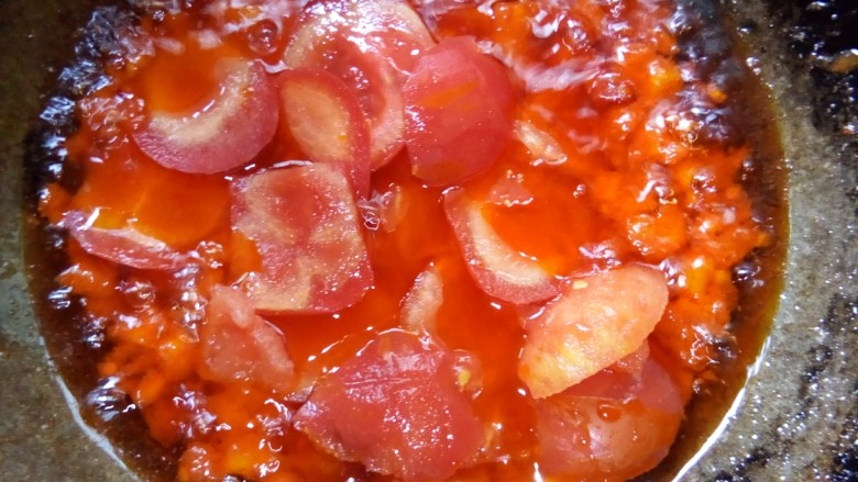 番茄鱼羹,放入番茄片炒香。