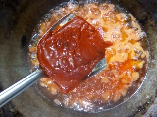 番茄鱼羹,加入番茄汤料。