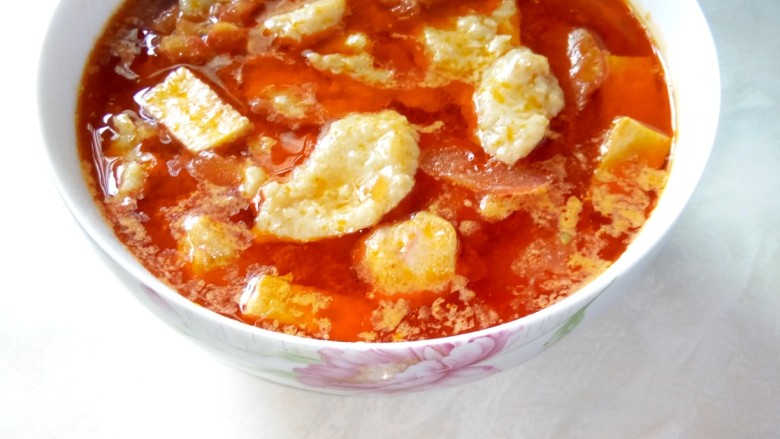 番茄鱼羹,盛入汤碗中。