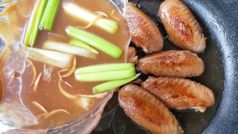 蒜香焖翅,将腌制鸡翅的料汁加入适量的热水调匀或者加入高汤。将调好的料汁或高汤倒入鸡翅中，没过鸡翅即可。