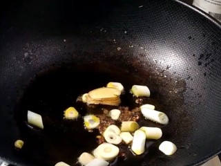 干煸小龙虾,起锅烧油，倒入姜蒜花椒大葱，炒出香味