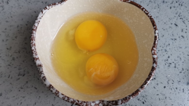 醋溜木须肉,两个鸡蛋打入碗里备用