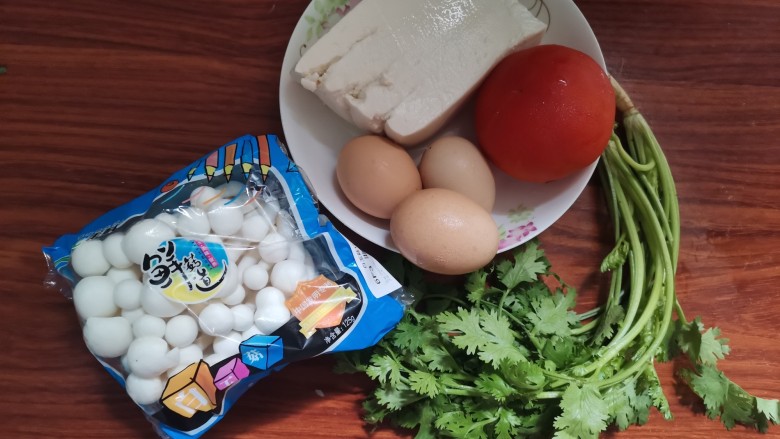 白玉菇豆腐鸡蛋汤,准备食材备用