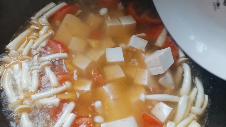 白玉菇豆腐鸡蛋汤,水开后下入豆腐继续煮