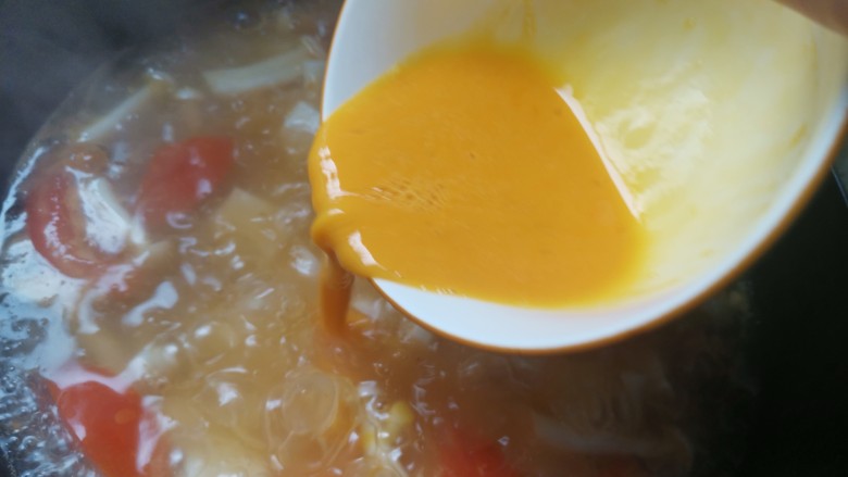 白玉菇豆腐鸡蛋汤,淋入蛋液