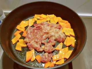 醋溜木须肉,锅中底油继续加热放入胡萝卜片翻炒断生，放入肉片翻炒。