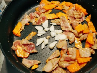 醋溜木须肉,肉片翻炒断生后放入蒜片增香。