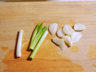 椒盐蛏子,葱切段，蒜切片。