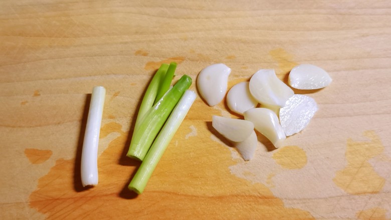 椒盐蛏子,葱切段，蒜切片。