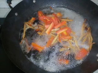 醋溜木须肉,开锅后放入泡发后的木耳和黄花菜还有胡萝卜，大火煮两分钟捞出备用