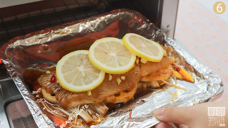 从里香到外的「柠檬烤鱼」竟这么鲜嫩，我不信你会不喜欢！,烤箱预热好后放入烤盘，上下火200度烤30分钟。