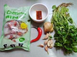 干煸小龙虾,食材准备好：龙虾尾，火锅底料，姜蒜，辣椒，香菜