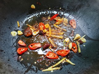 干煸小龙虾,油锅加热，姜蒜，辣椒火锅底料煸香