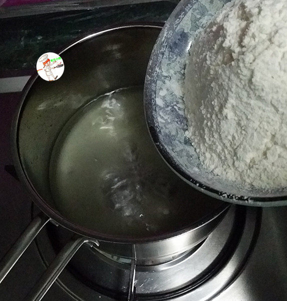 脆皮泡芙,转小火，把过筛好低筋面粉倒进去，用蛋抽快速搅拌