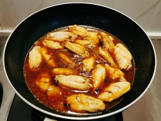 蒜香焖翅,放入煎好的鸡翅，加入老抽和白糖。