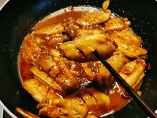 蒜香焖翅,用筷子轻松穿过即可关火，再焖几分钟出锅。