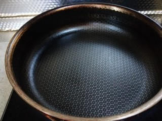 蒜香焖翅,平底锅烧热倒入适量油。