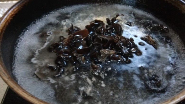 醋溜木须肉,泡开切成小块放入锅中煮熟。