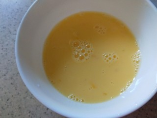 醋溜木须肉,鸡蛋一个打散，在加入一勺淀粉搅拌均匀。