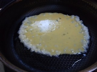 醋溜木须肉,锅中倒入适量油烧热倒入鸡蛋液。