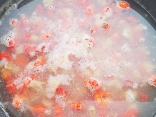 干煸小龙虾,准备750克龙虾尾清洗干净，锅中烧水，加入15毫升料酒，2克食盐焯水2分钟。
