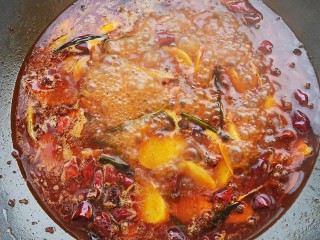 干煸小龙虾,加入适量清水大火烧开，加入龙虾尾转中小火炖煮。