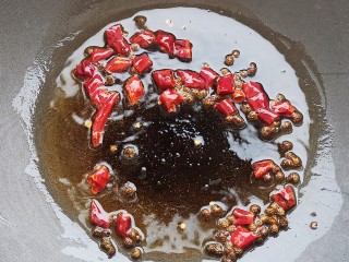 干煸小龙虾,锅中烧油，爆香干辣椒和花椒。