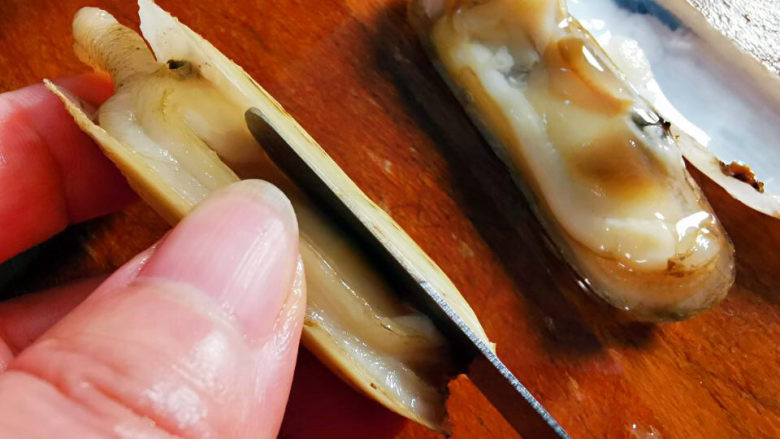 椒盐蛏子,用压舌板或翘海蛎的工具刀，划开