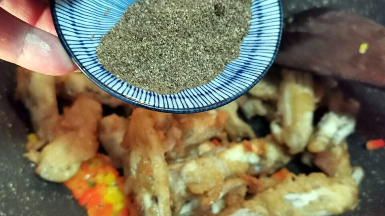 椒盐蛏子,倒入花椒粉，翻拌均匀即可装盘
