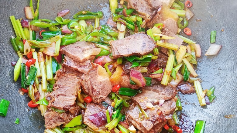 祖传下饭菜——小炒熟牛肉,加入熟牛肉翻炒均匀，让熟牛肉均匀的裹上汤汁即可。
