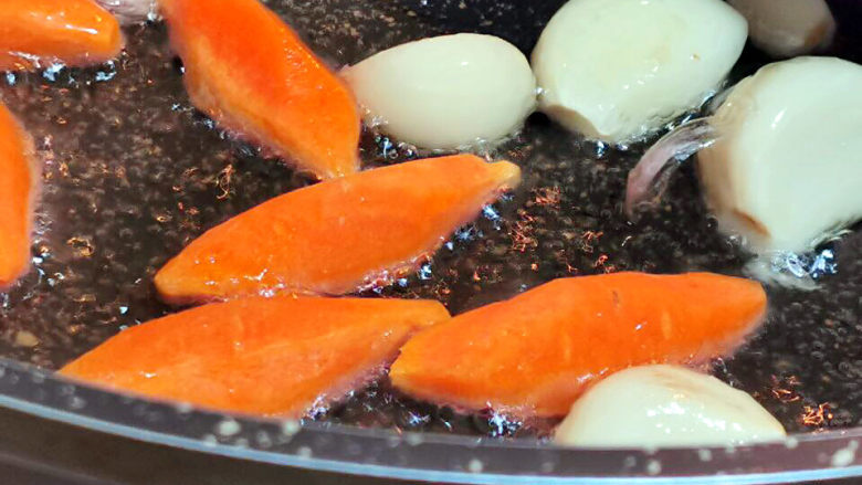 蒜香焖翅,连同胡萝卜一起下锅，炸至金黄色后捞出