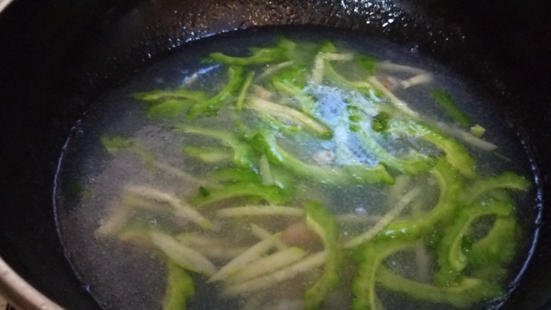 沙白苦瓜汤,放黄瓜丝，加入胡椒，蔬之鲜。