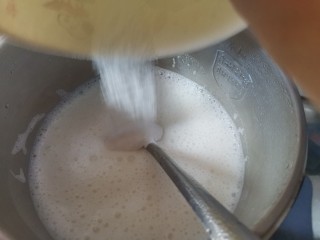 双色青提果冻杯,牛奶放入锅里煮开，加入白砂糖